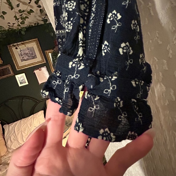 Trafaluc Collection Zara Medium Blue Floral Blouse - Picture 5 of 5